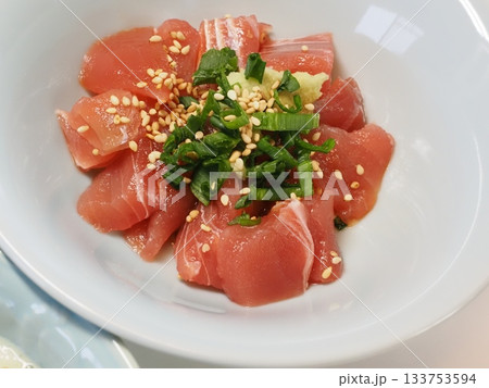 マグロお造り、妻の手作り家庭料理、家庭で楽しむ夕ご飯、幸せ家族 マグロお造り、妻の手作り家庭料理、家庭で楽しむ夕ご飯、幸せ家族 133753594
