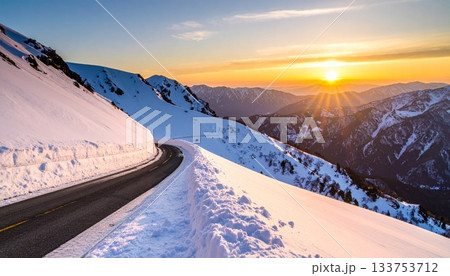 【AI生成画像】夕日に染まる絶景 雪の山岳地帯 【AI生成画像】夕日に染まる絶景 雪の山岳地帯 133753712
