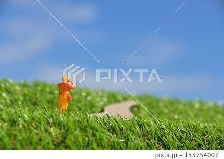 カメラで写真を撮る女性のイメージ 133754007