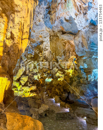 光に照らされたティエンクン洞窟の壮麗な鍾乳洞景観(ベトナム・ハロン湾) 光に照らされたティエンクン洞窟の壮麗な鍾乳洞景観(ベトナム・ハロン湾) 133754463