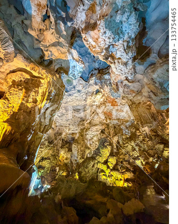 光に照らされたティエンクン洞窟の壮麗な鍾乳洞景観(ベトナム・ハロン湾) 光に照らされたティエンクン洞窟の壮麗な鍾乳洞景観(ベトナム・ハロン湾) 133754465