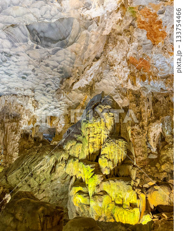 光に照らされたティエンクン洞窟の壮麗な鍾乳洞景観(ベトナム・ハロン湾) 光に照らされたティエンクン洞窟の壮麗な鍾乳洞景観(ベトナム・ハロン湾) 133754466