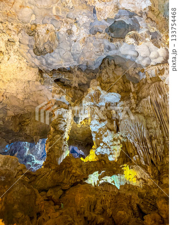 光に照らされたティエンクン洞窟の壮麗な鍾乳洞景観(ベトナム・ハロン湾) 光に照らされたティエンクン洞窟の壮麗な鍾乳洞景観(ベトナム・ハロン湾) 133754468
