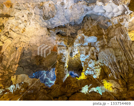 光に照らされたティエンクン洞窟の壮麗な鍾乳洞景観(ベトナム・ハロン湾) 光に照らされたティエンクン洞窟の壮麗な鍾乳洞景観(ベトナム・ハロン湾) 133754469