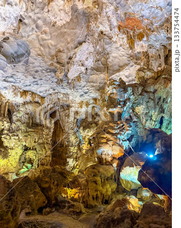 光に照らされたティエンクン洞窟の壮麗な鍾乳洞景観（ベトナム・ハロン湾） 133754474