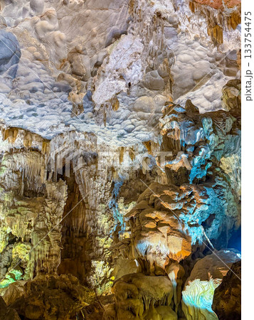 光に照らされたティエンクン洞窟の壮麗な鍾乳洞景観(ベトナム・ハロン湾) 光に照らされたティエンクン洞窟の壮麗な鍾乳洞景観(ベトナム・ハロン湾) 133754475