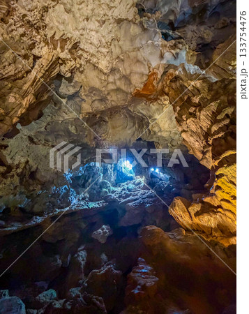 光に照らされたティエンクン洞窟の壮麗な鍾乳洞景観（ベトナム・ハロン湾） 133754476
