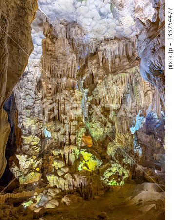 光に照らされたティエンクン洞窟の壮麗な鍾乳洞景観(ベトナム・ハロン湾) 光に照らされたティエンクン洞窟の壮麗な鍾乳洞景観(ベトナム・ハロン湾) 133754477