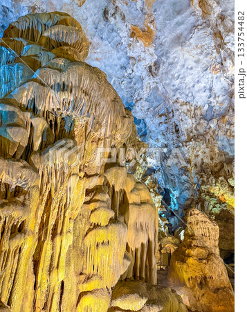 光に照らされたティエンクン洞窟の壮麗な鍾乳洞景観(ベトナム・ハロン湾) 光に照らされたティエンクン洞窟の壮麗な鍾乳洞景観(ベトナム・ハロン湾) 133754482