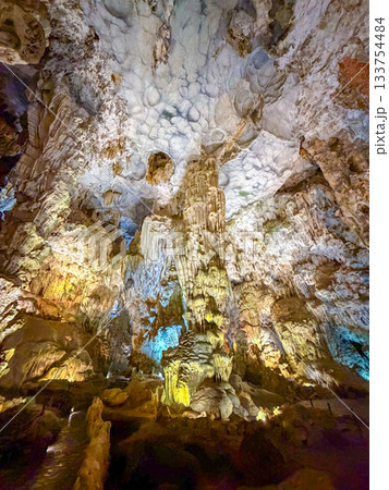 光に照らされたティエンクン洞窟の壮麗な鍾乳洞景観(ベトナム・ハロン湾) 光に照らされたティエンクン洞窟の壮麗な鍾乳洞景観(ベトナム・ハロン湾) 133754484