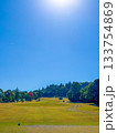 快晴のフェアウェイが広がる海南高原カントリークラブの風景 快晴のフェアウェイが広がる海南高原カントリークラブの風景 133754869