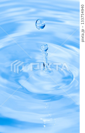 水しぶきのアクションショット 133754940
