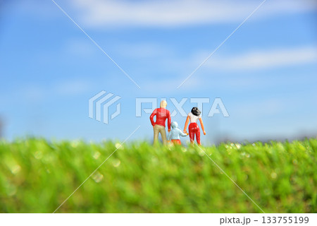 手をつないで仲良く歩く親子イメージ 133755199