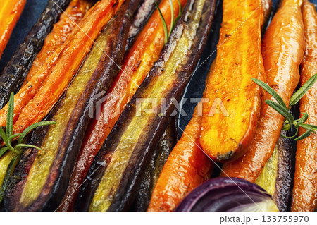 Oven baked caramelized vegetable. 133755970