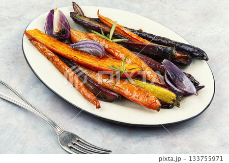 Oven baked caramelized vegetable. 133755971