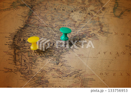 The color pins on old map,point on location. 133756953