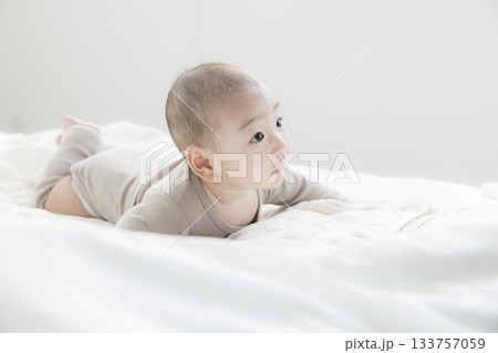 寝転がる赤ちゃん 寝転がる赤ちゃん 133757059