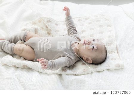 寝転がる赤ちゃん　 133757060