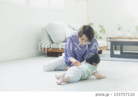 リビングでくつろぐ親子 133757110