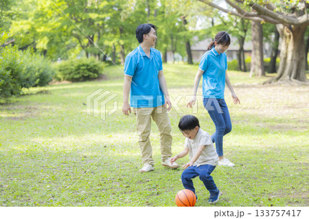 子供と遊ぶ青いポロシャツの男女スタッフ 133757417