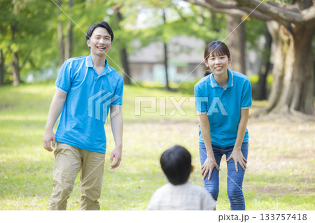 子供と遊ぶ青いポロシャツの男女スタッフ 133757418
