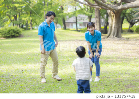子供と遊ぶ青いポロシャツの男女スタッフ 133757419