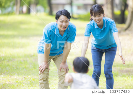 子供と遊ぶ青いポロシャツの男女スタッフ 133757420
