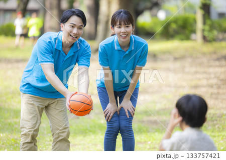 子供と遊ぶ青いポロシャツの男女スタッフ 133757421