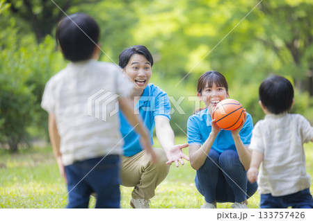 子供と遊ぶ青いポロシャツの男女スタッフ 133757426