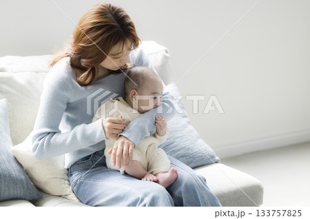 赤ちゃんを抱いている母親 赤ちゃんを抱いている母親 133757825