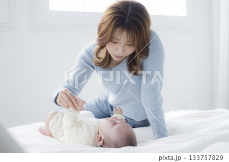 赤ちゃんを抱いている母親　 133757829