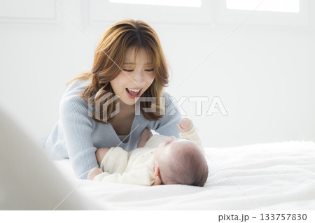 赤ちゃんを抱いている母親　 133757830