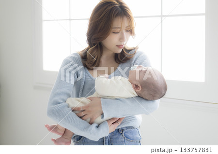赤ちゃんを抱いている母親　 133757831