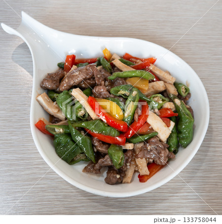 牛肉 ビーフ ピーマン 133758044
