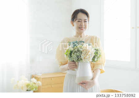 花瓶を持つミドル女性 133758092