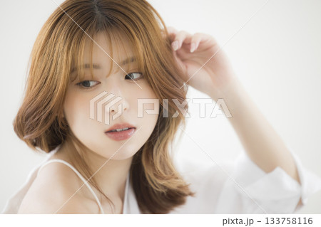 髪を触る女性 髪を触る女性 133758116