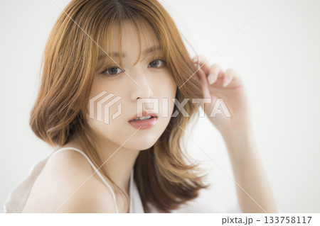 髪を触る女性 髪を触る女性 133758117