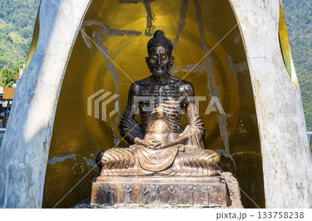 Emaciated Buddha meditation statue Emaciated Buddha meditation statue 133758238