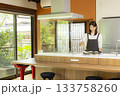 キッチンで食事を用意する女性 133758260