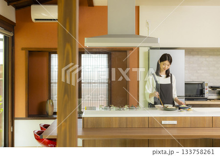 キッチンで食事を用意する女性 キッチンで食事を用意する女性 133758261