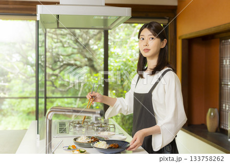 キッチンで食事を用意する女性 キッチンで食事を用意する女性 133758262