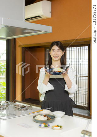 キッチンで食事を用意する女性 キッチンで食事を用意する女性 133758271
