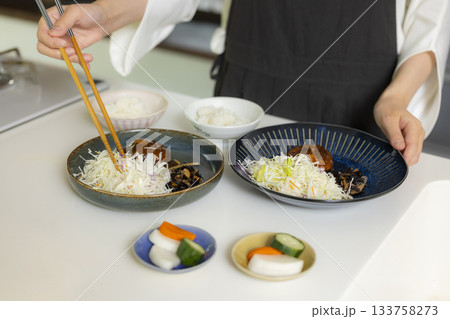 キッチンで食事を用意する女性 キッチンで食事を用意する女性 133758273