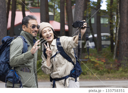 カメラで撮影をする男性 133758351