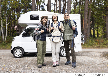 キャンピングカーでお出かけする家族 133758413