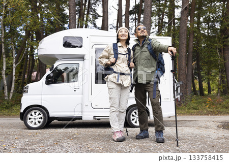 キャンピングカーでお出かけする夫婦 133758415