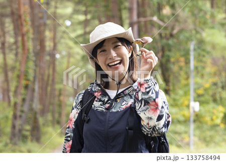 キノコ狩りをする女性 133758494