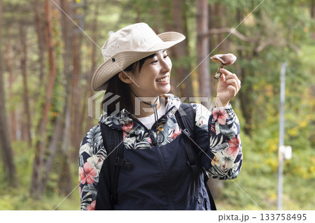 キノコ狩りをする女性 133758495