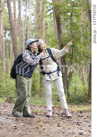 自然の中を散歩する女性 133758558