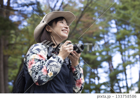 自然の中を撮影する女性 133758586